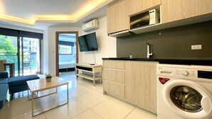 1 Bedroom Apartment | Eget kjøkken | Kjøleskap, mikrobølgeovn, kokeplater og vannkoker