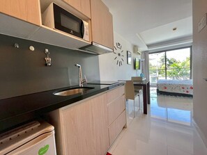 Studio | Private kitchen | Fridge, microwave, stovetop, electric kettle - Laguna Beach Resort 2 by PSR ASIA (Pattaya)