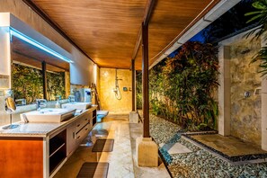 Vila superluxo, 2 quartos, cozinha, vista para a piscina | Banheiro | Banheira e chuveiro separados, produtos de toalete grátis