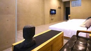 Economy Quadruple Room | In-room safe, rollaway beds (surcharge), WiFi (free) - Wuhoo House (Kaohsiung)