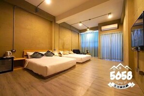 In-room safe, rollaway beds, free WiFi - Wuhoo House (Kaohsiung)
