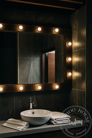 Economy Double Room | Bathroom sink