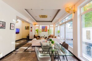 Living room - Jomtien Palace Pool Villa By Pattaya Sunny Rentals (Pattaya)