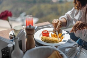 Desayuno buffet (INR 700 por persona) 