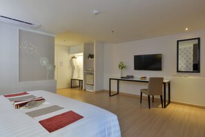 Minibar, caja de seguridad en la habitación y escritorio 