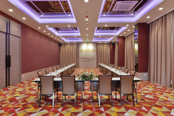 A conference room with a long table, chairs, and a patterned carpet. - Le D'Tel Bangkok (Bangkok)