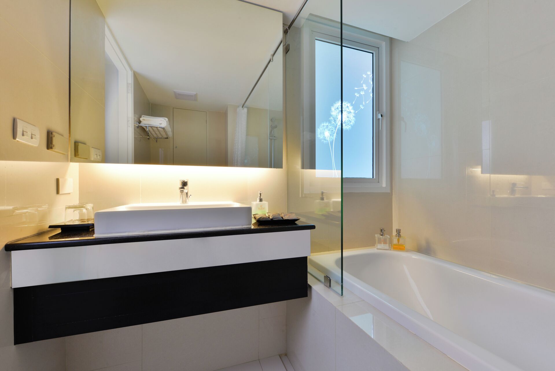 combined shower/bathtub, deep-soaking bathtub, free toiletries