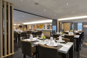 2 restaurants; ze serveren er ontbijt, lunch en diner 