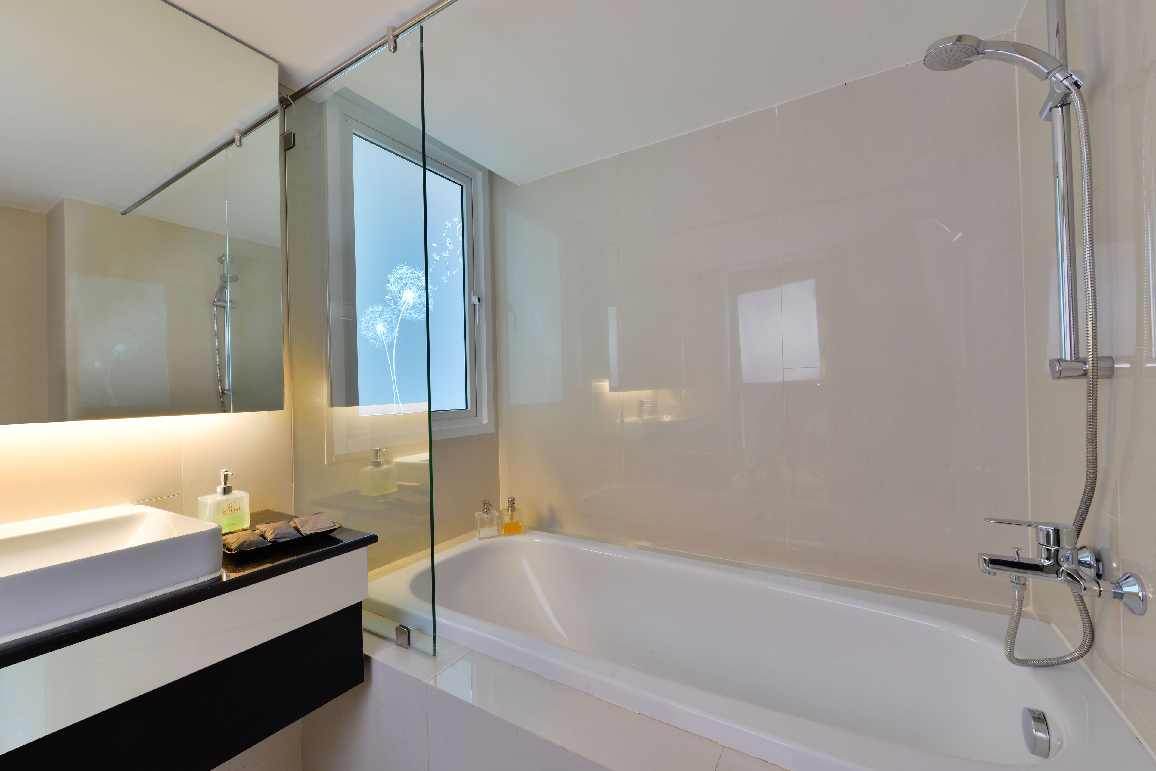 combined shower/bathtub, deep-soaking bathtub, free toiletries