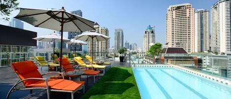 Piscina externa, piscina no terraço, guarda-sóis