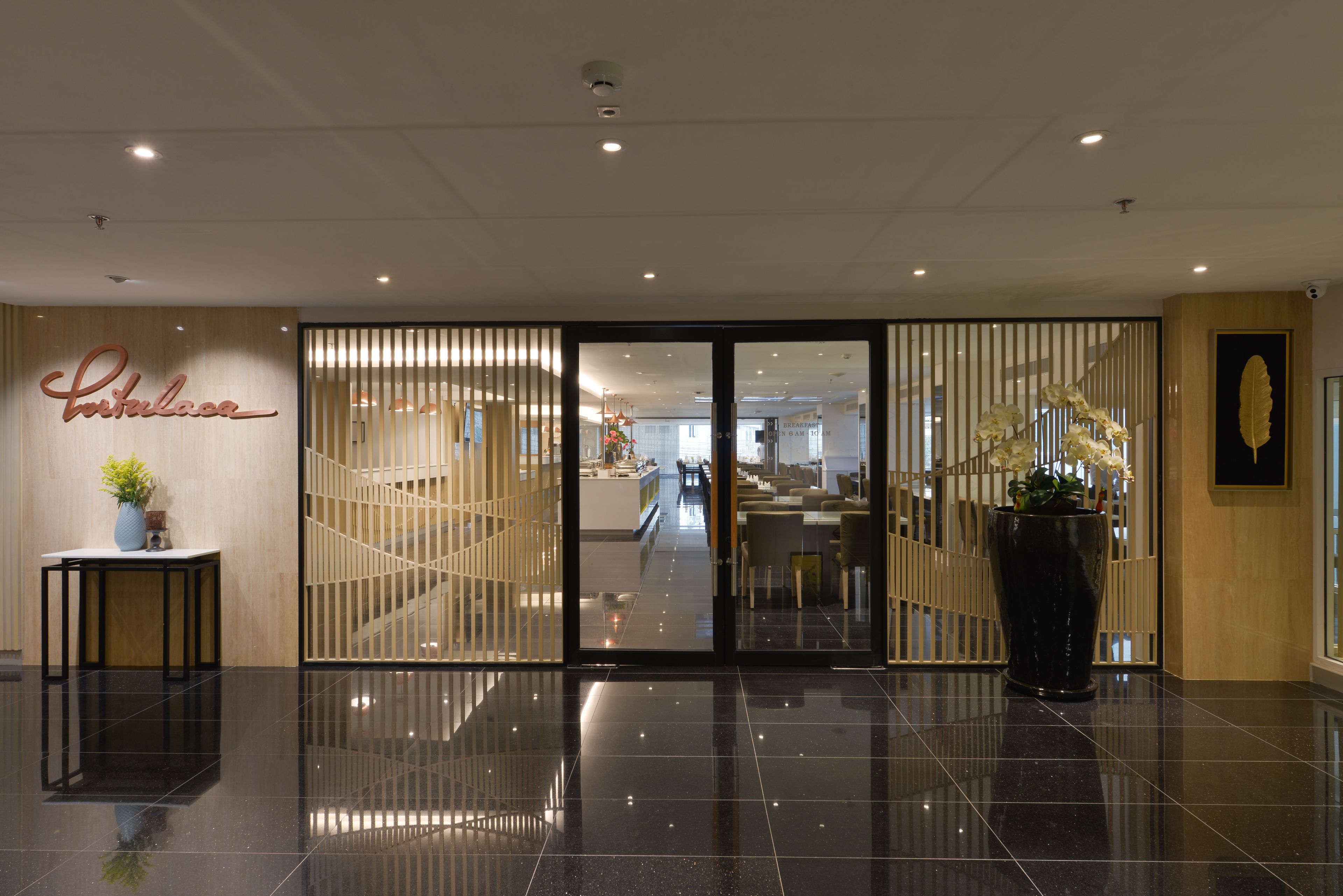 2 间餐厅，供应早餐、午餐和晚餐