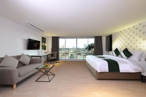 ジュニア スイート | ミニバー、セーフティボックス (室内)、デスク、遮光カーテン