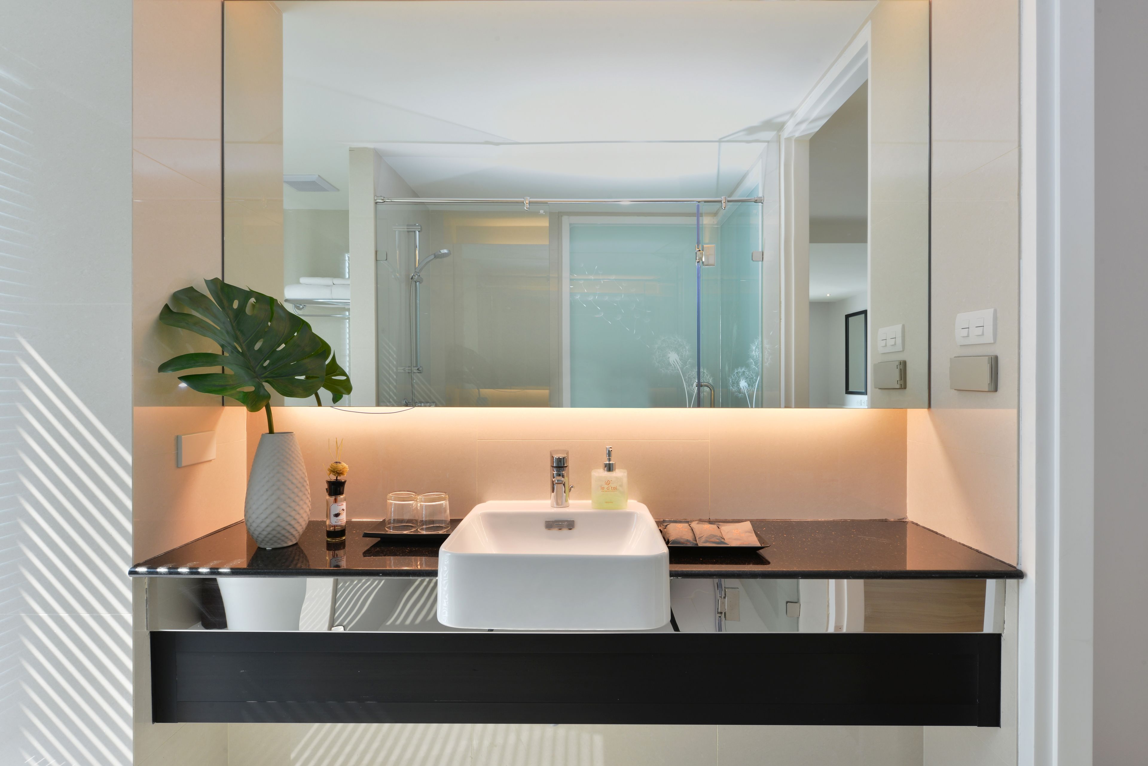 combined shower/bathtub, deep-soaking bathtub, free toiletries