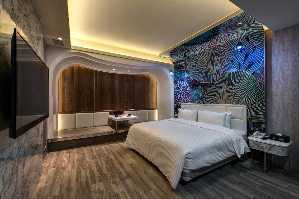 design double room, 1 bedroom, jetted tub | 1 bedroom, desk, blackout curtains, soundproofing