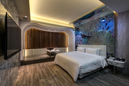 Quarto casal design, 1 quarto, banheira de hidromassagem | Escrivaninha, cortinas blackout, quartos à prova de som. Point Motel