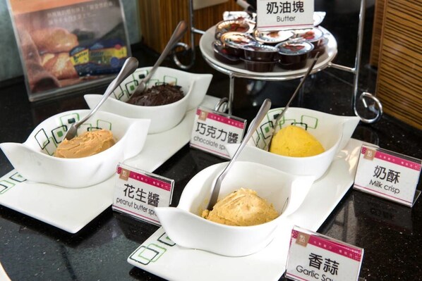 Una presentación de postres con diferentes sabores de helado etiquetados en chino.