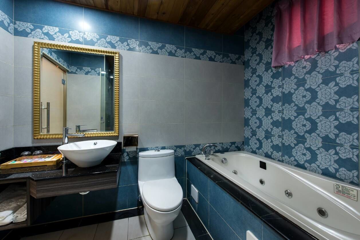 gallery double room, jetted tub | bathroom | free toiletries, hair dryer, slippers, towels