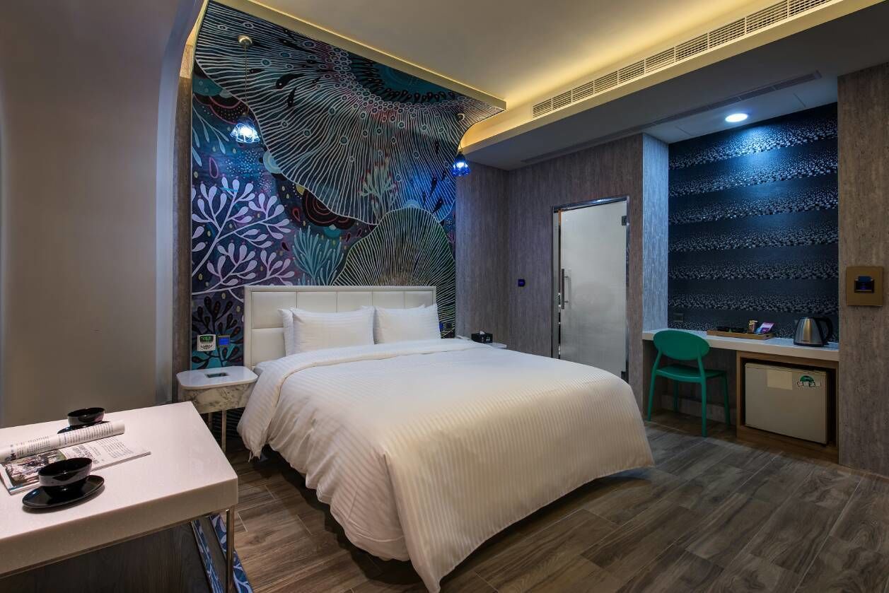 design double room, 1 bedroom, jetted tub | 1 bedroom, desk, blackout curtains, soundproofing