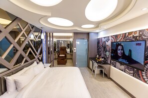 Deluxe Double Room | Living area | LCD TV - Point Motel (Taoyuan City)