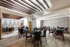Free daily buffet breakfast - Point Motel (Taoyuan City)