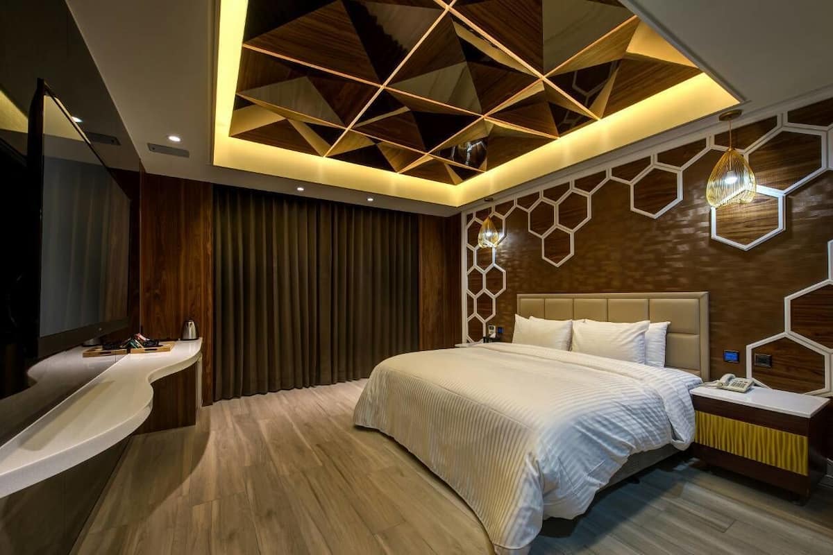 Signature Double Room, 1 Queen Bed, Jetted Tub | 1 bedroom, desk, blackout curtains, soundproofing