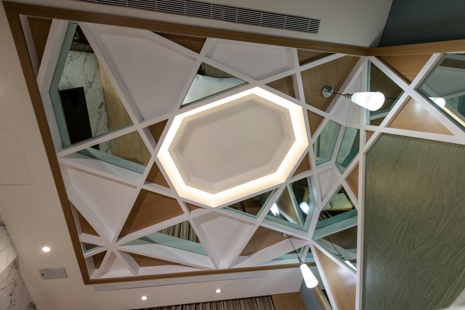 Escritorio, cortinas blackout, sistema de insonorización y wifi gratis 