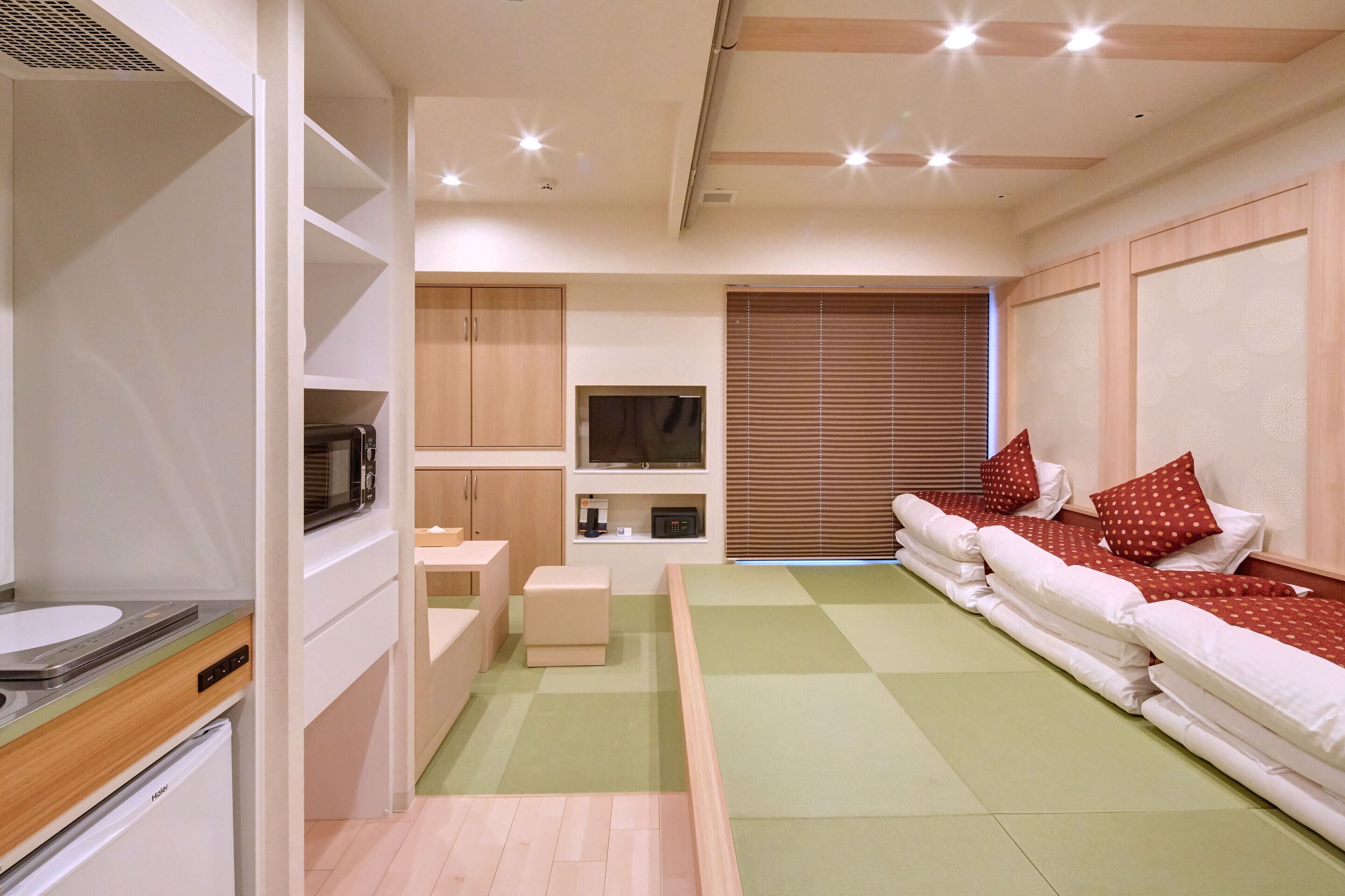 family room, non smoking | in-room safe, free wifi, bed sheets