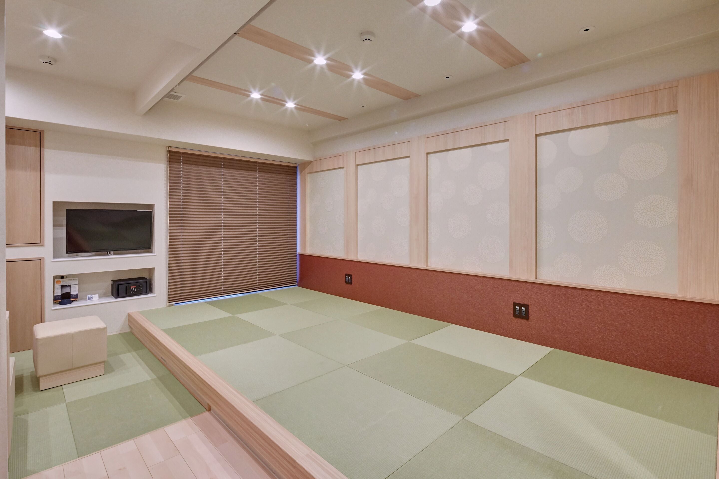 family room, non smoking | in-room safe, free wifi, bed sheets