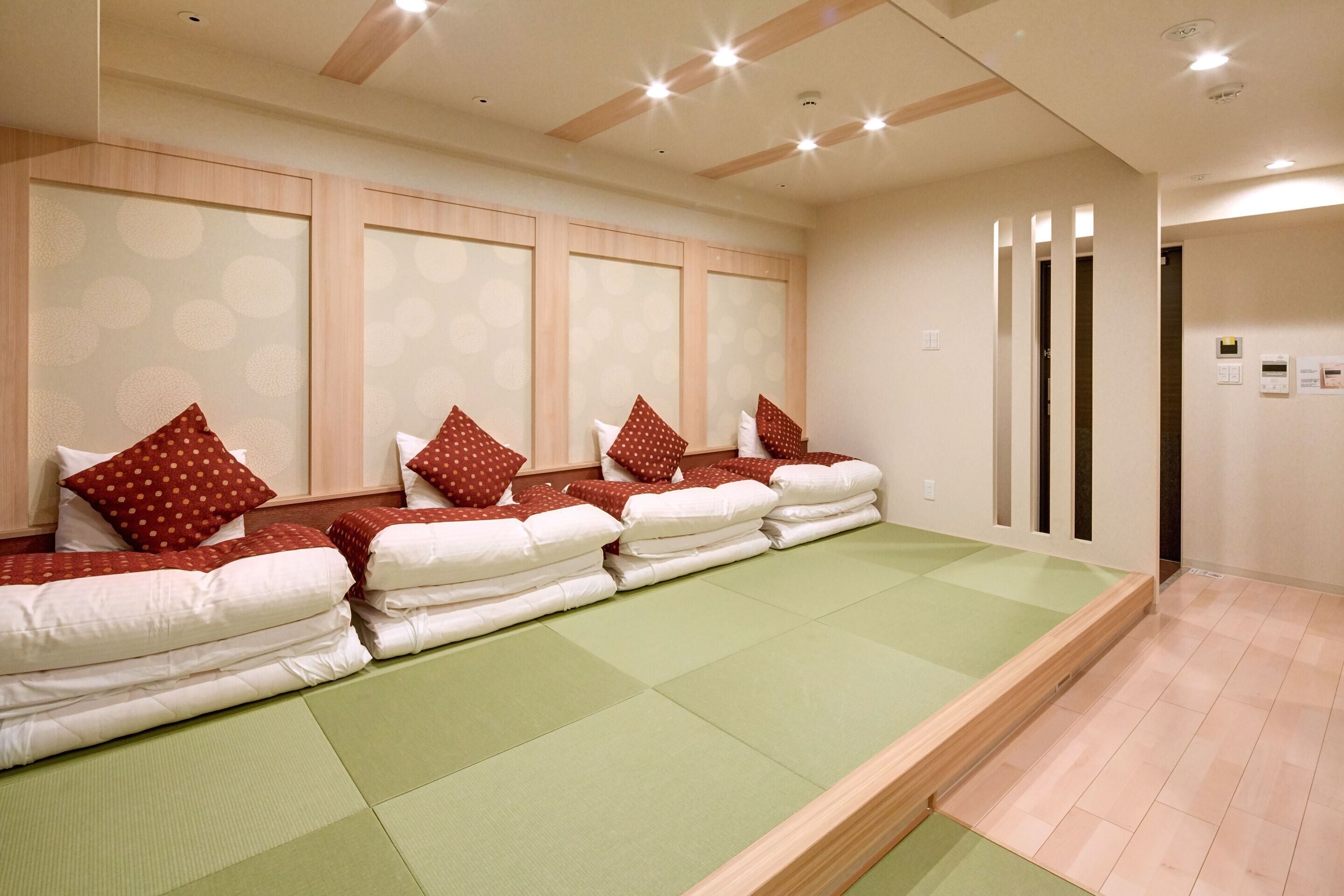 family room, non smoking | in-room safe, free wifi, bed sheets