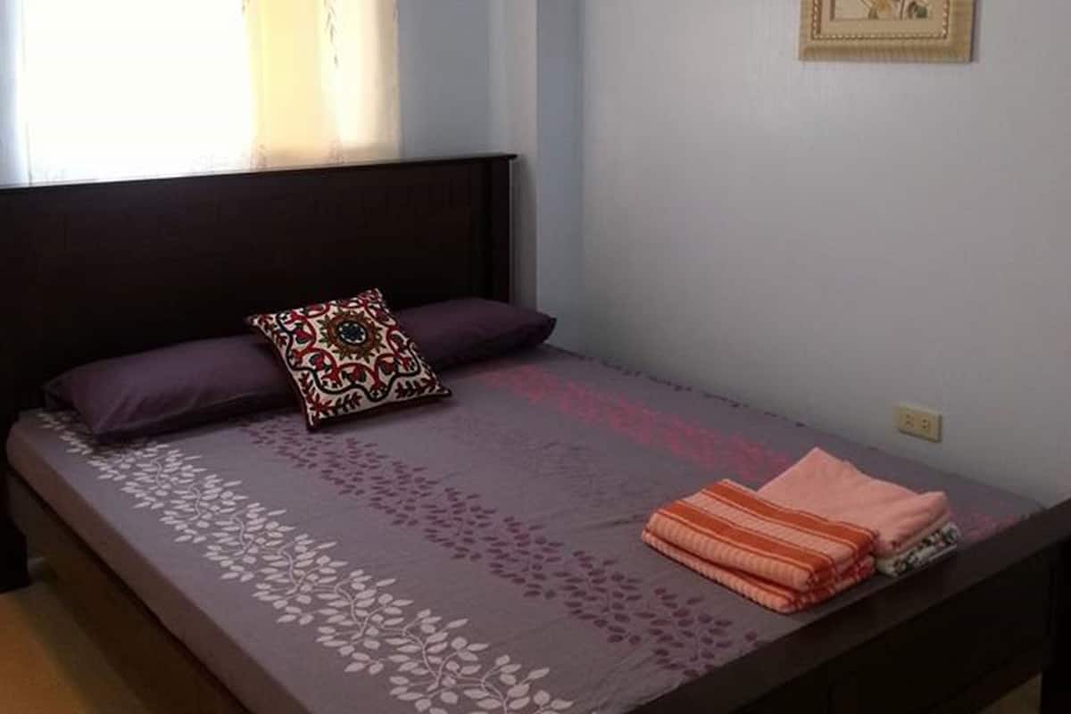 Desk, iron/ironing board, rollaway beds, free WiFi