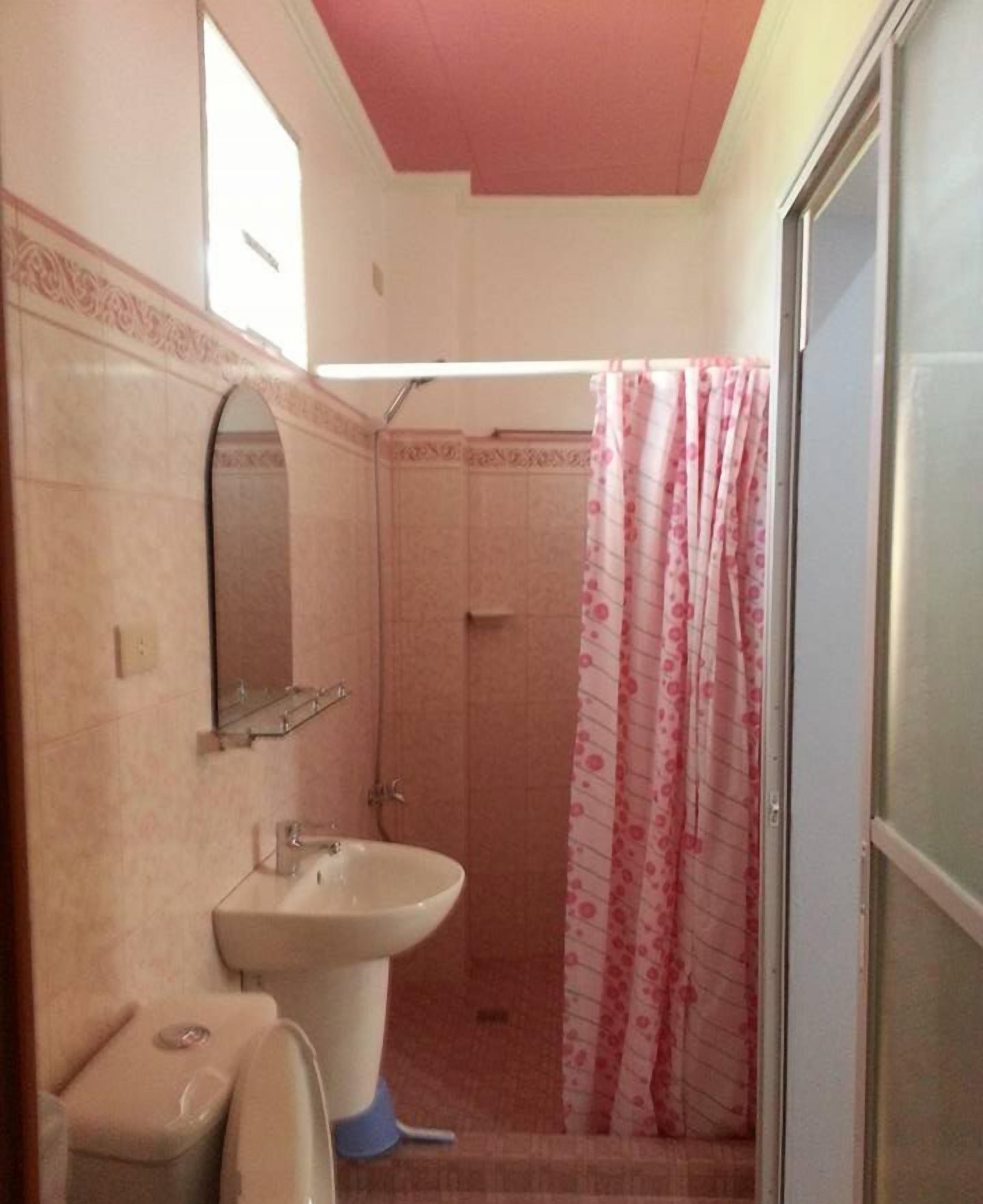 Shower, free toiletries, towels