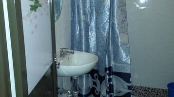 Shower, free toiletries, towels