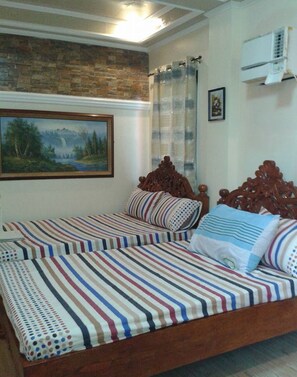 Quadruple Room with Bathroom 2 | Desk, iron/ironing board, rollaway beds, free WiFi