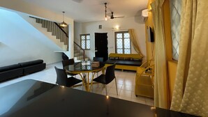 Familievilla, 2 soverom, bassengutsikt | Spiseområde på rommet