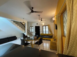 Vila família, 2 quartos, vista para a piscina | Opções para refeição no quarto