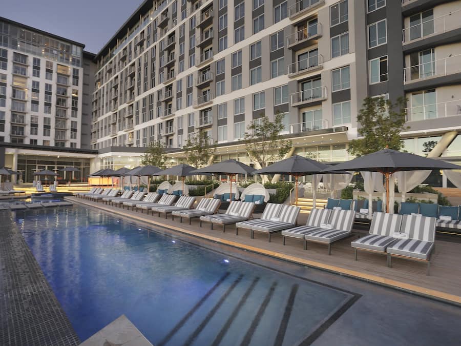 Een buitenzwembad, parasols voor strand/zwembad