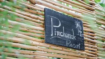 Un letrero con el texto 'Pinchanko Resort' sobre un fondo negro.