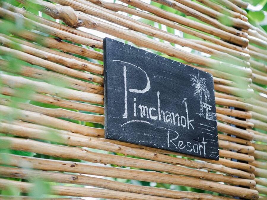 Un letrero con el texto 'Pinchanko Resort' sobre un fondo negro.