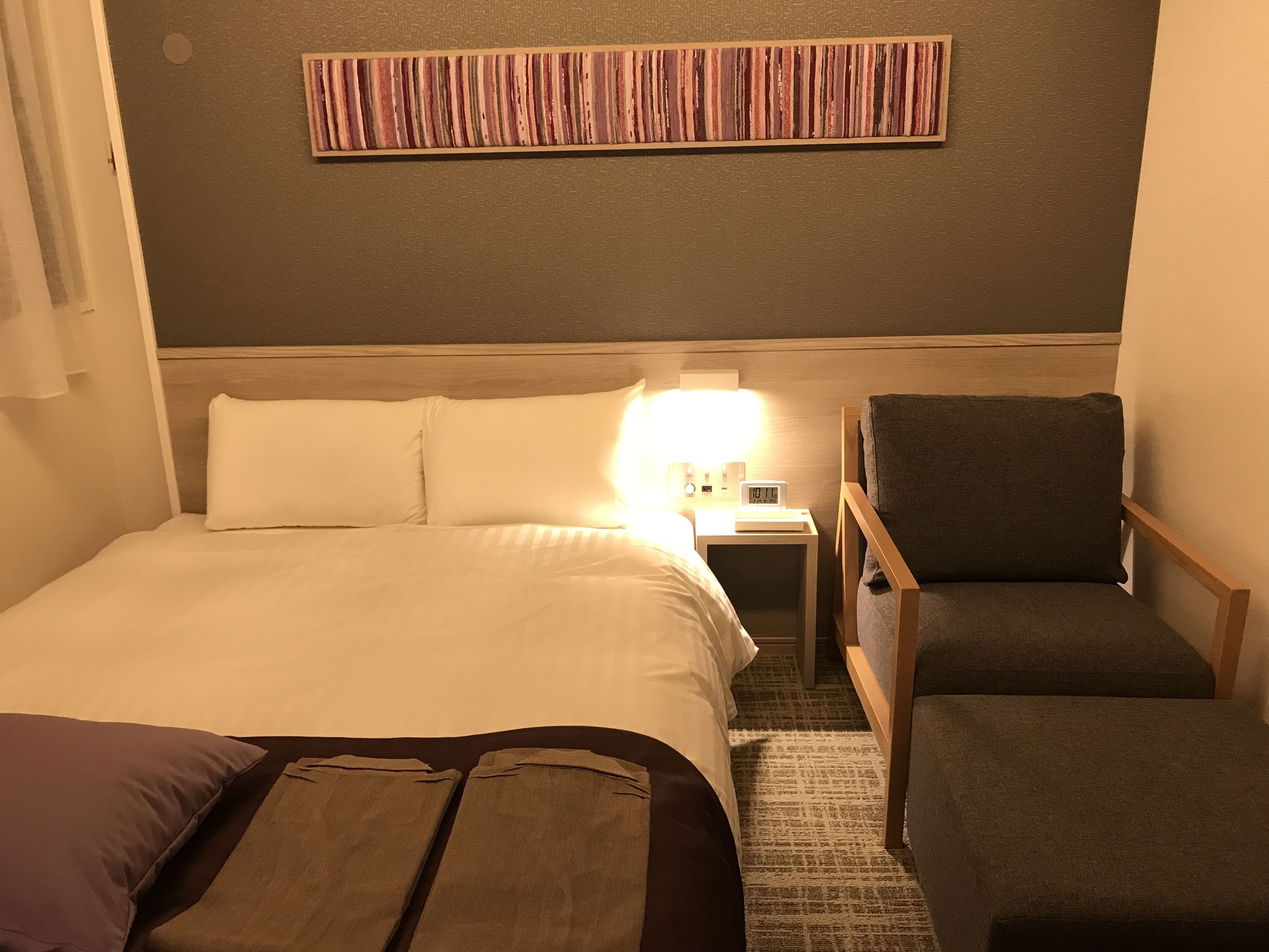 desk, blackout curtains, soundproofing, free wifi