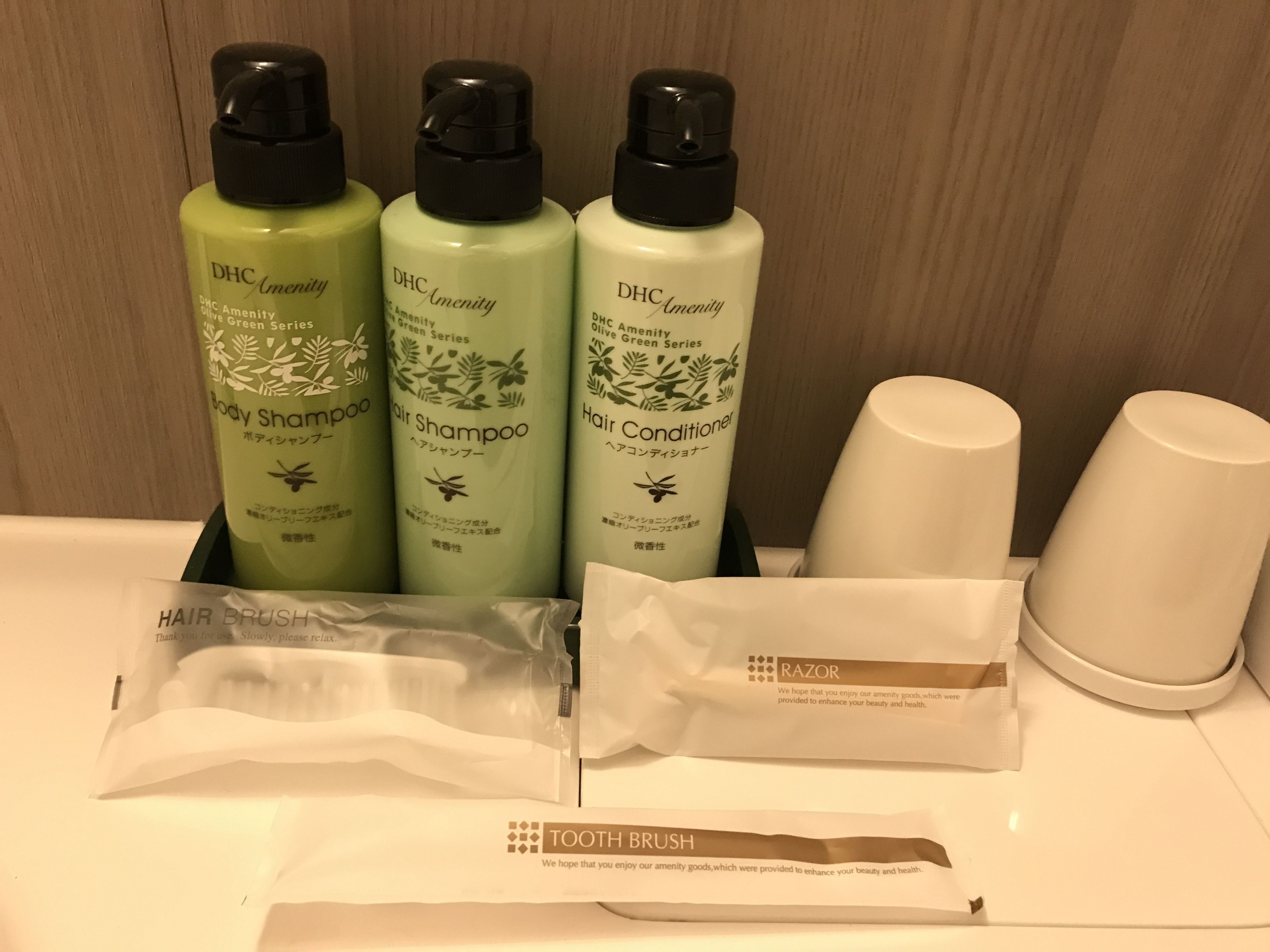 combined shower/bathtub, free toiletries, hair dryer, slippers