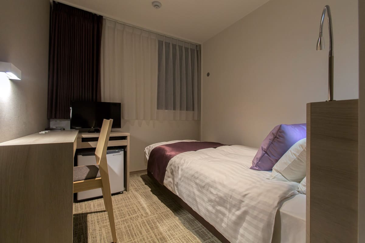 Escritorio, cortinas blackout, insonorización y wifi gratis
