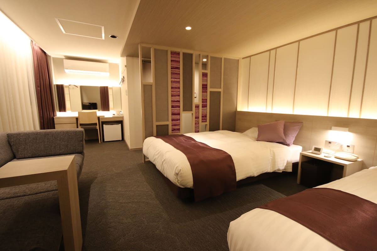 desk, blackout curtains, soundproofing, free wifi