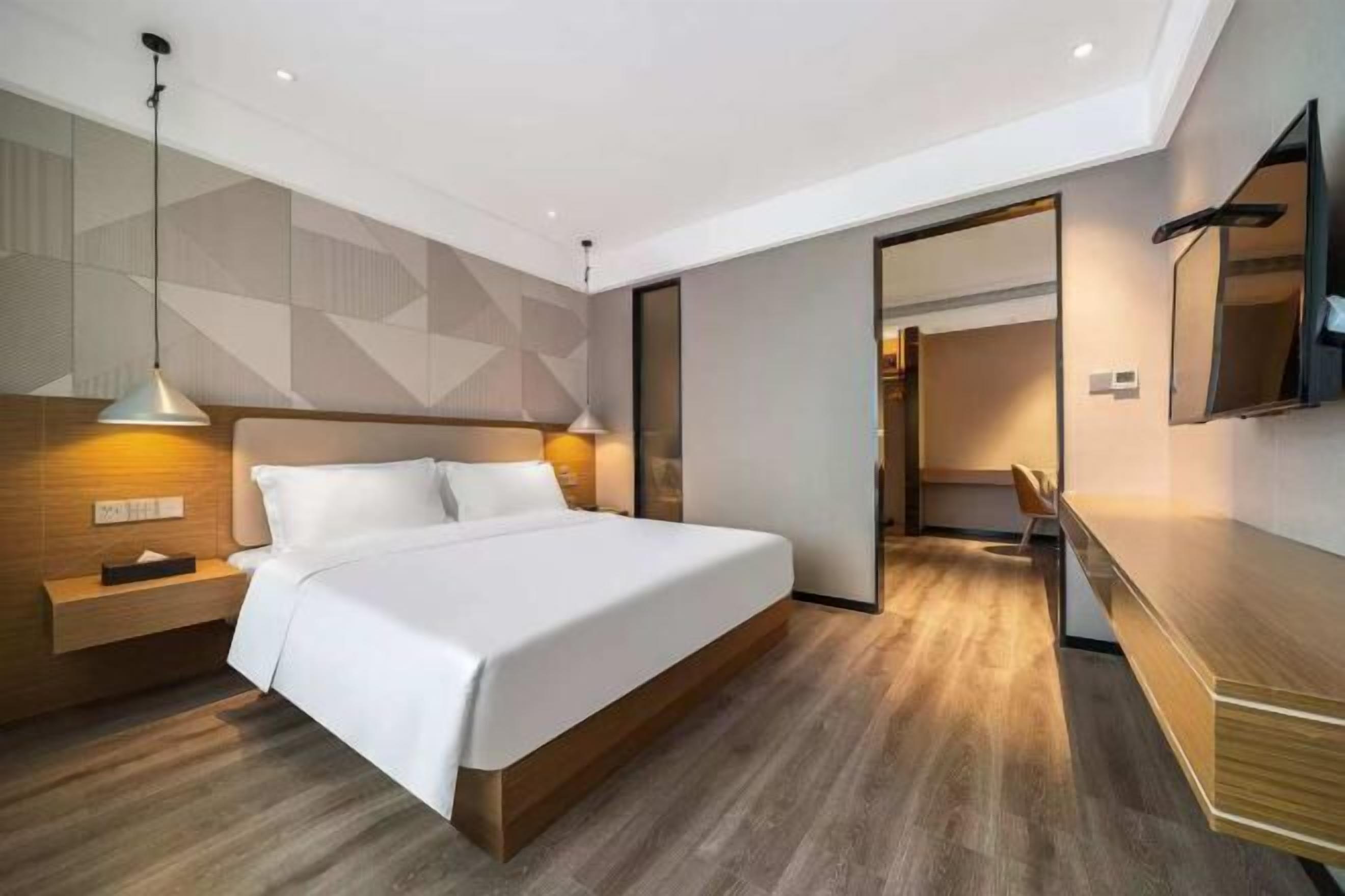 Escritorio, cortinas opacas, tabla de planchar con plancha y wifi gratis