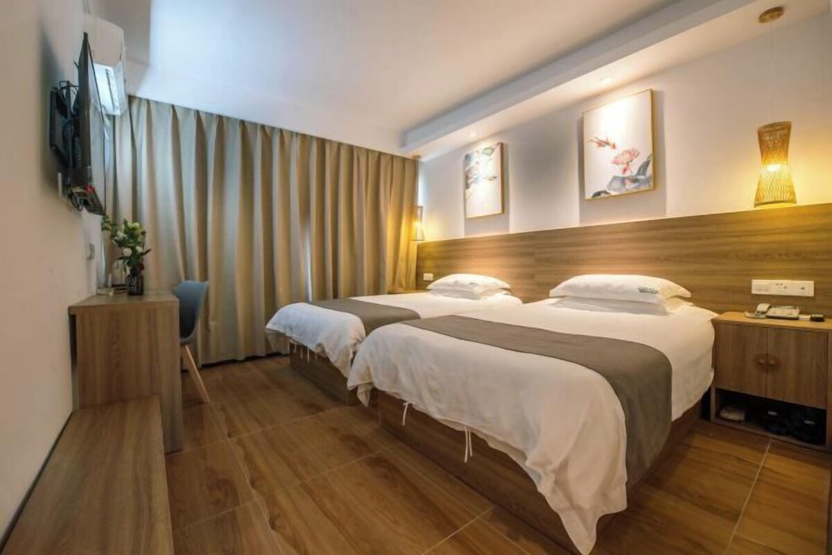 Escritorio, cortinas opacas, tabla de planchar con plancha y wifi gratis