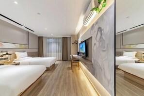 Escritorio, cortinas blackout y tabla de planchar con plancha 