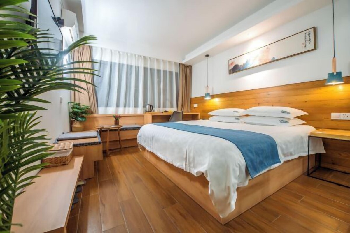 Escritorio, cortinas opacas, tabla de planchar con plancha y wifi gratis