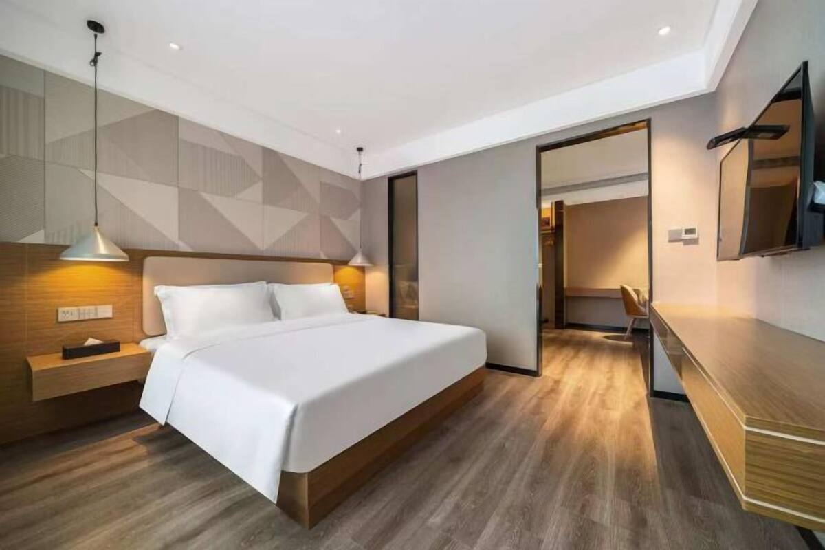 Schreibtisch, Verdunkelungsvorhänge, Bügeleisen/Bügelbrett