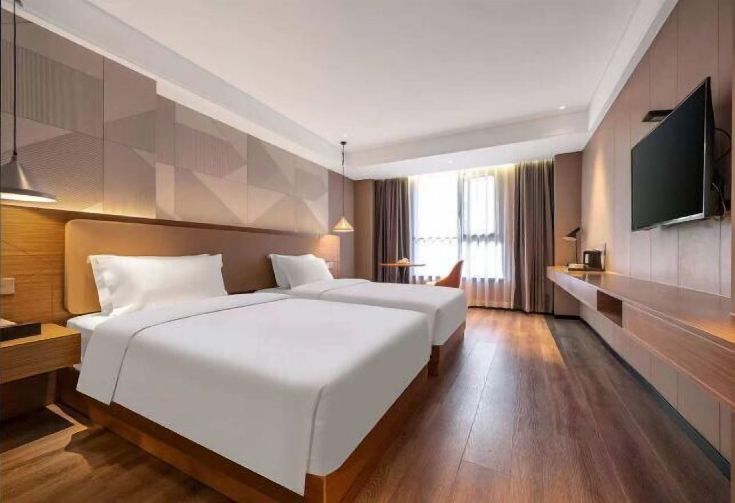 Escritorio, cortinas opacas, tabla de planchar con plancha y wifi gratis