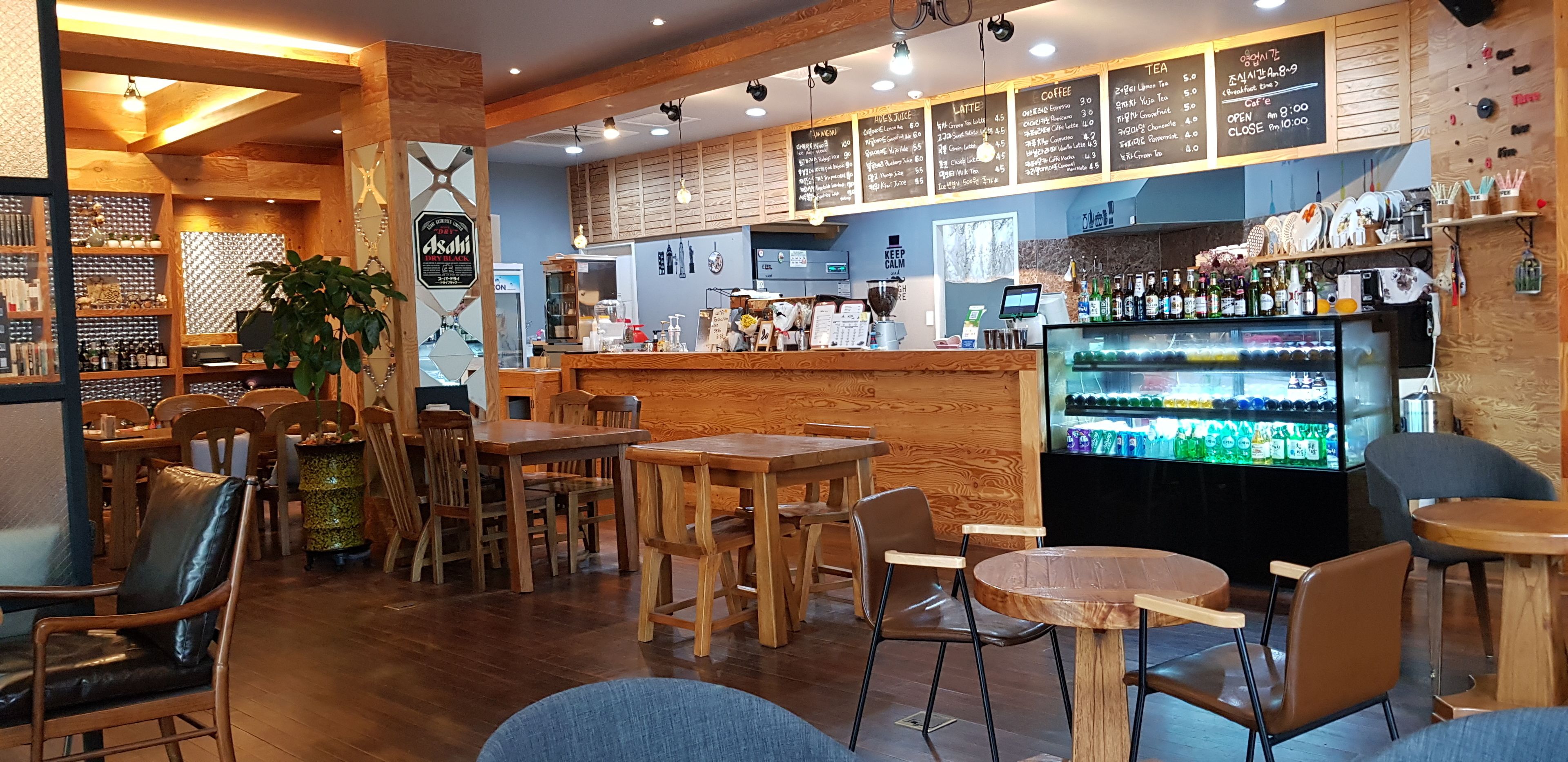 Breakfast, lunch and dinner served