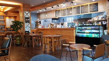 Phục vụ bữa sáng, bữa trưa và bữa tối